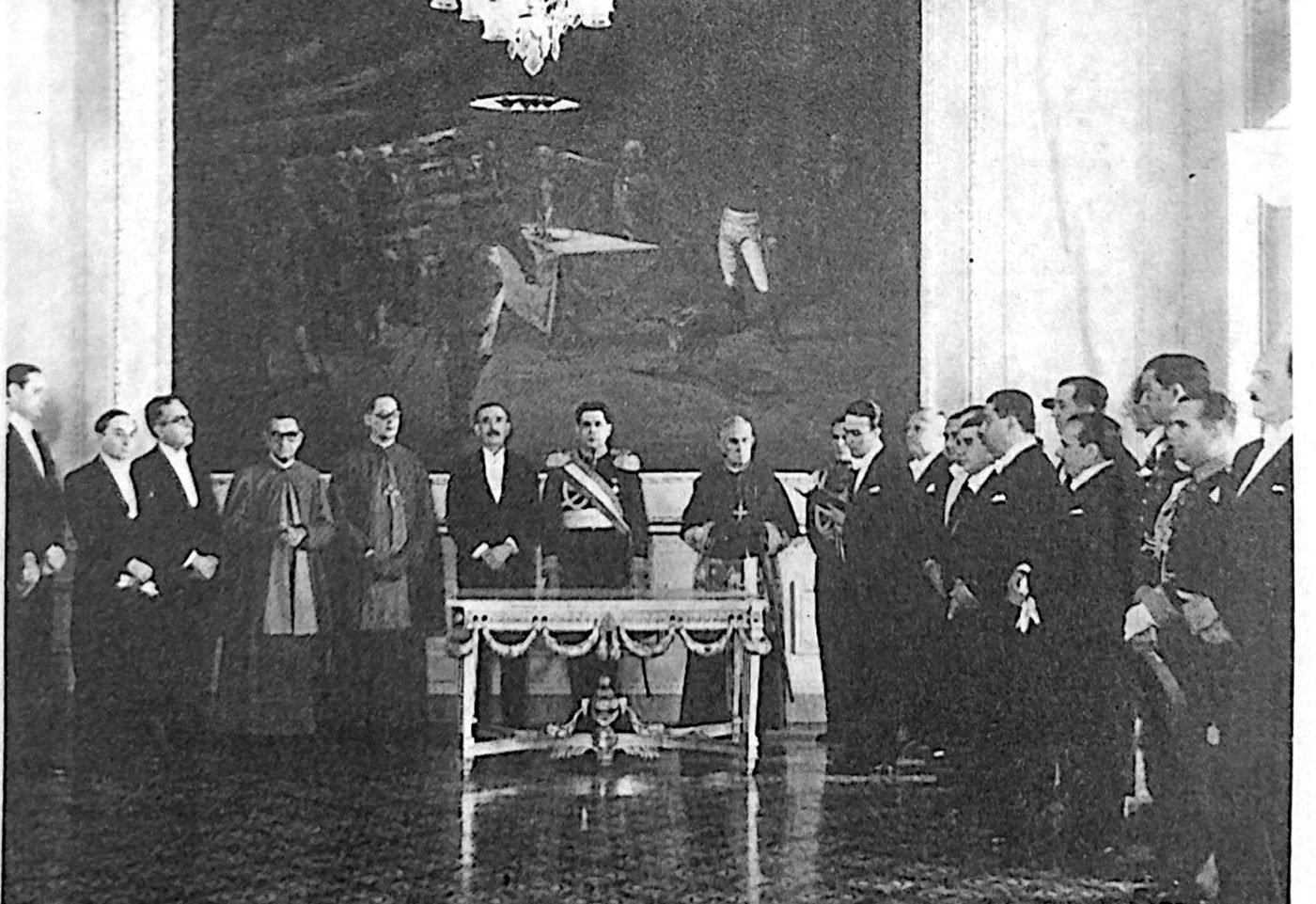 Acto oficial en un salón de gobierno. El epígrafe impreso nombra, entre otros, a Luis A. Argaña, Carlos R. Andrada, Rogelio Espinoza, el general Higinio Morínig