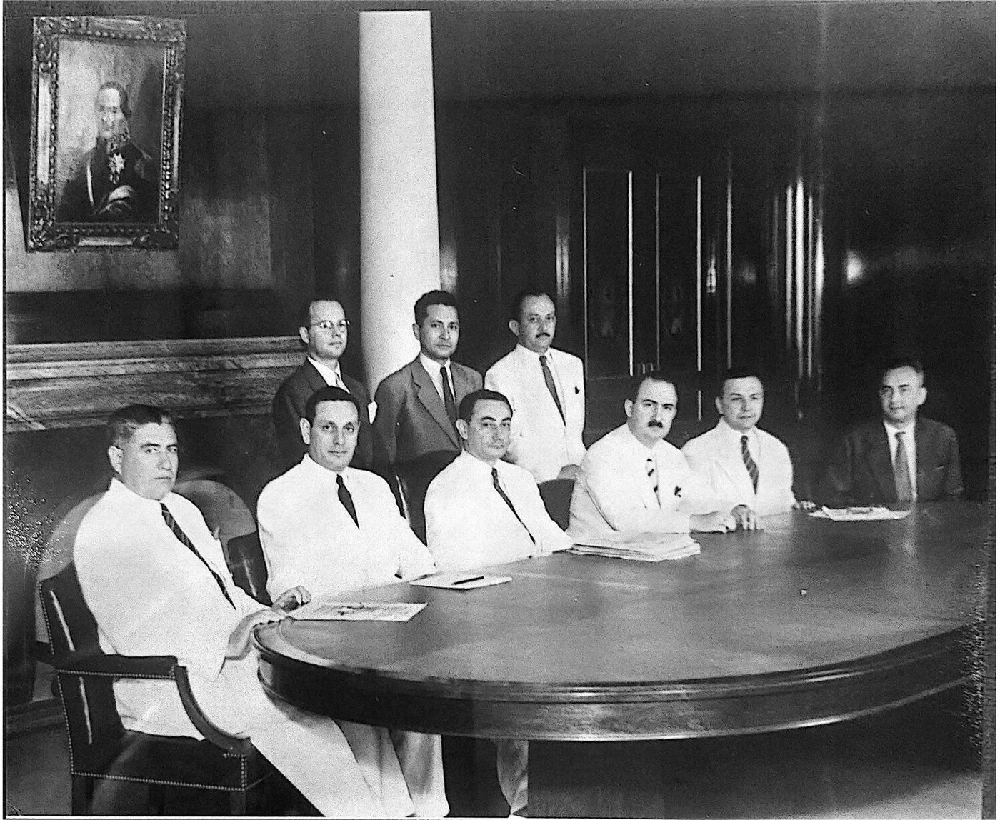 Reunión de directorio en una sala del banco. Sin epígrafe original; no se identifica a los presentes.