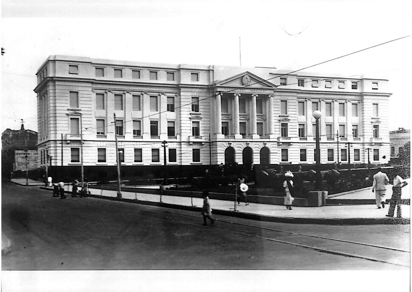 El edificio del Banco del Paraguay, de arquitectura clásica estilizada, construido en poco más de dos años y costeado con las utilidades del propio banco.