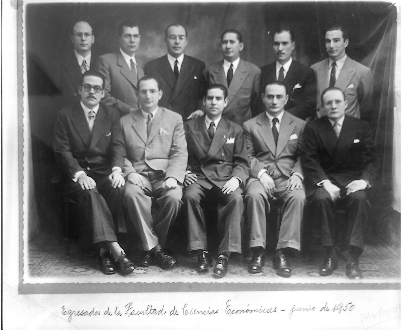 Epígrafe manuscrito original: «Egresados de la Facultad de Ciencias Económicas — junio de 1950». Pedretti enseñó Política Económica en esa Facultad durante casi