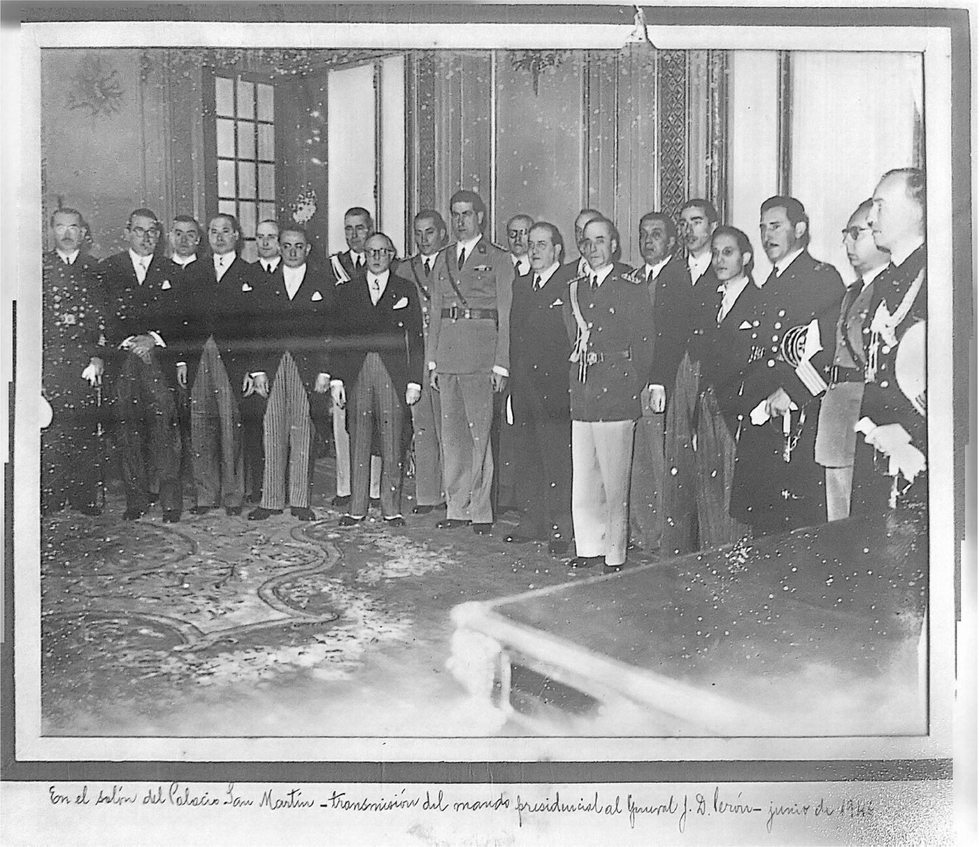 Epígrafe manuscrito original: «En el salón del Palacio San Martín — transmisión del mando presidencial al General J. D. Perón — junio de 1946».