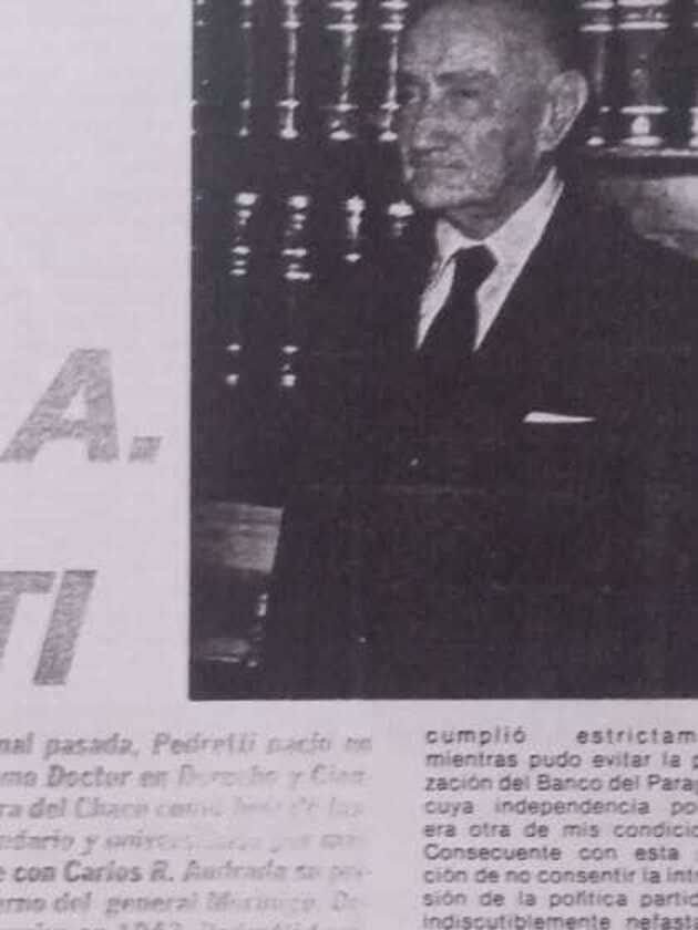 Carlos A. Pedretti ante su biblioteca, hacia 1982, a los ochenta años, al tiempo de la entrevista de Alfredo M. Seiferheld.