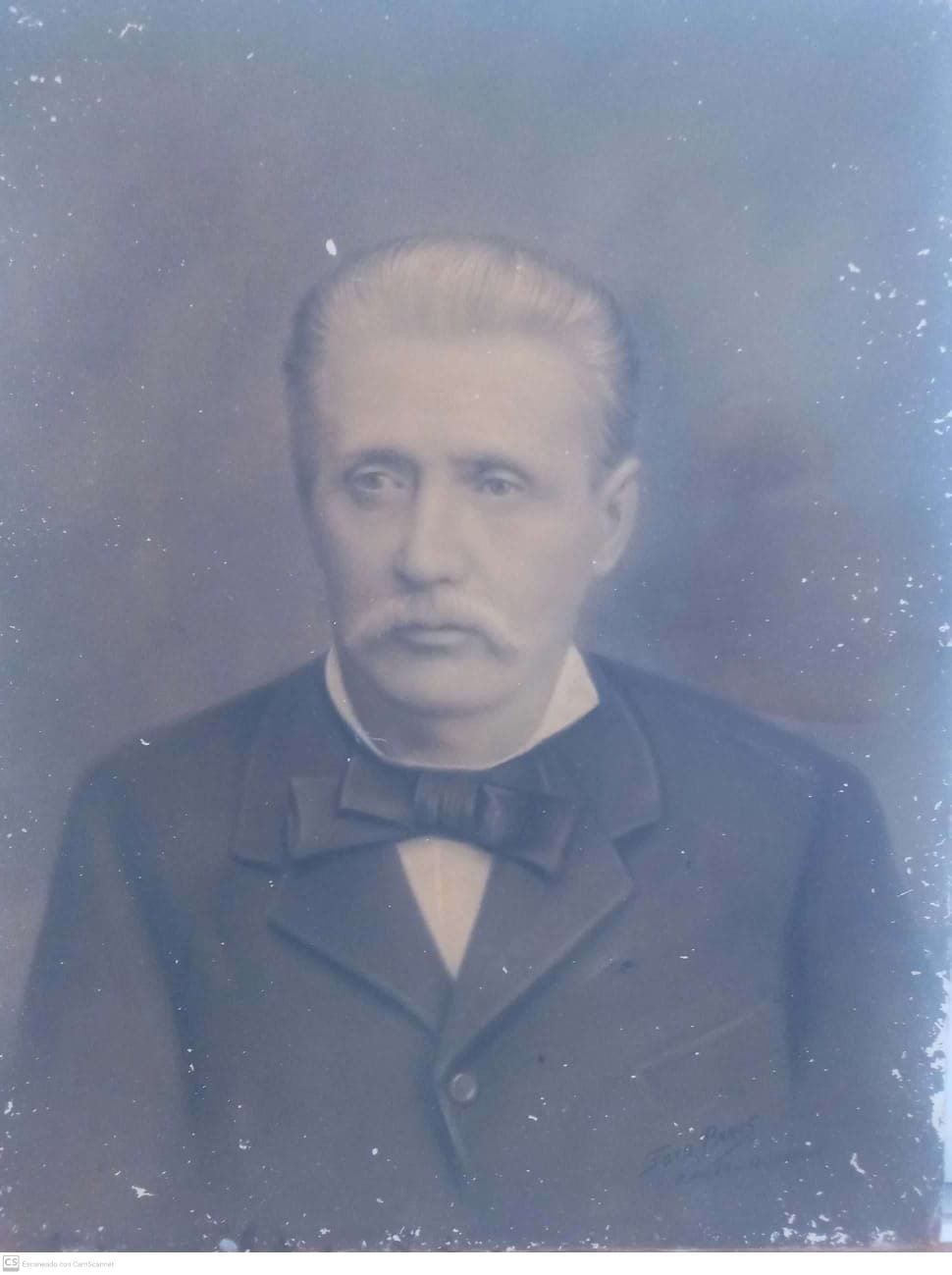 Retrato de estudio de un hombre mayor, ampliado y retocado a crayón, del fondo familiar Pedretti; último cuarto del siglo XIX por la indumentaria. Por el contex
