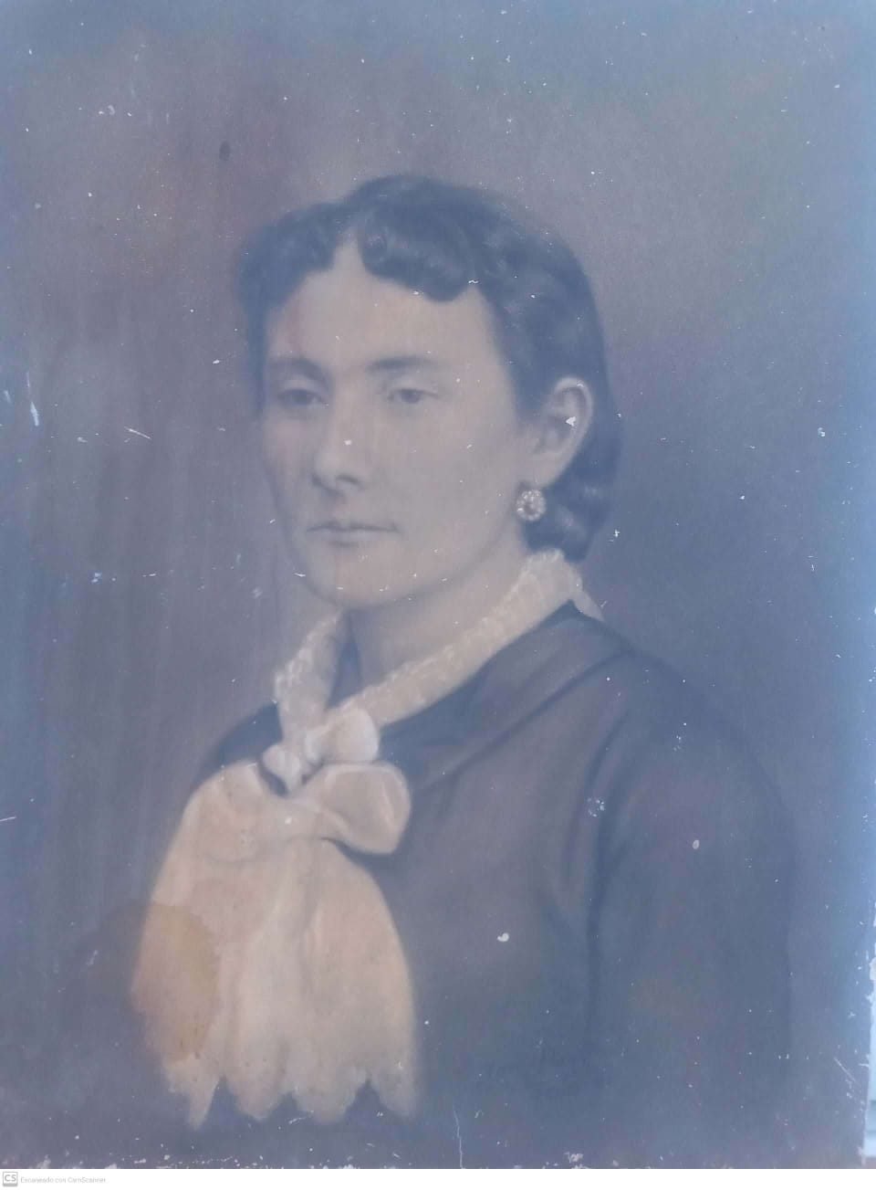Retrato de estudio de una mujer, pareja del anterior en formato y técnica. Por el contexto del fondo es candidata a ser Sebastiana Dejesús Ayala de Pedretti, ca