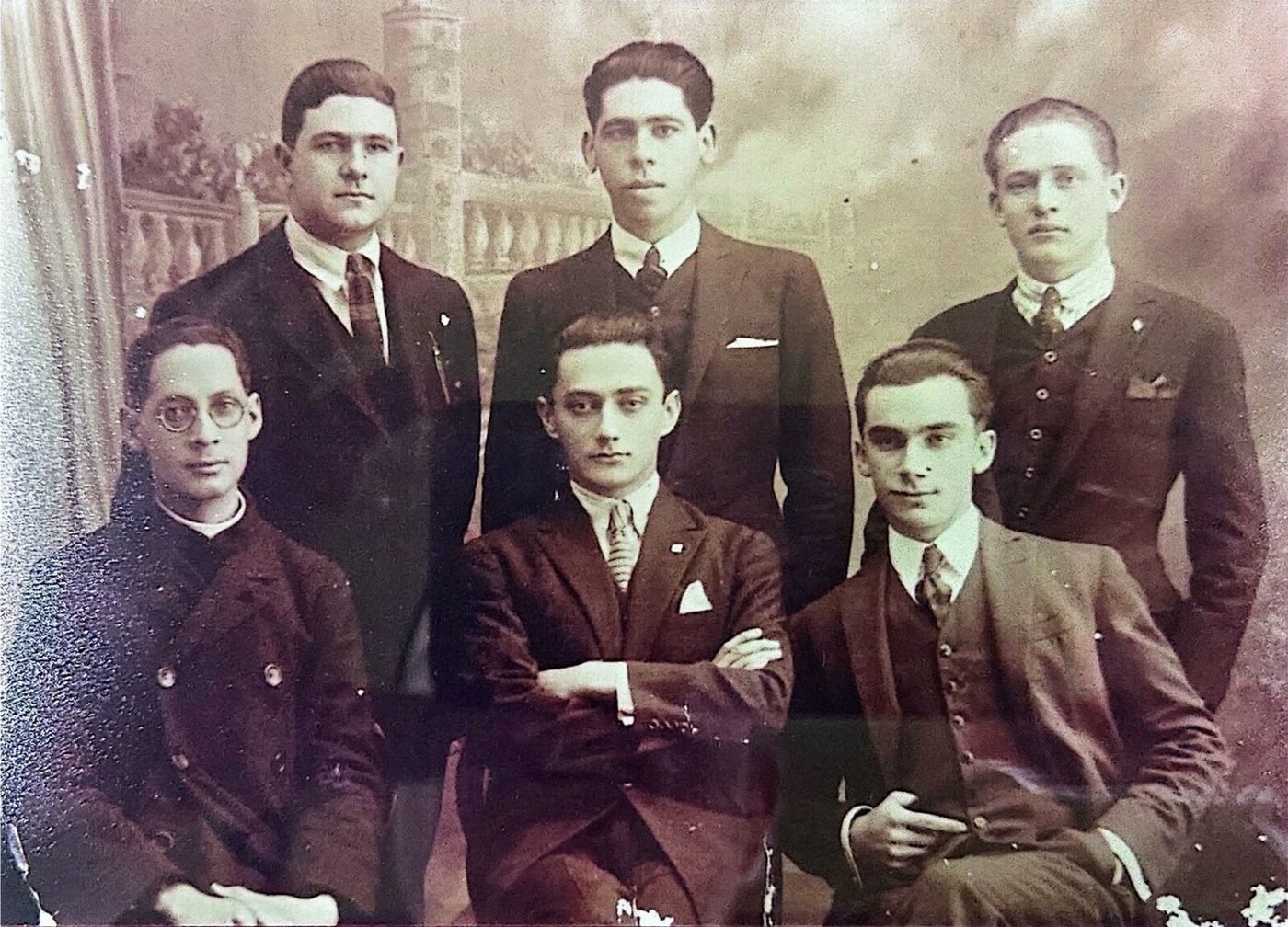 Retrato de estudio de seis hombres jóvenes ante un telón pintado. Sin epígrafe ni fecha; la indumentaria lo sitúa en los años veinte. No se identifica a los ret