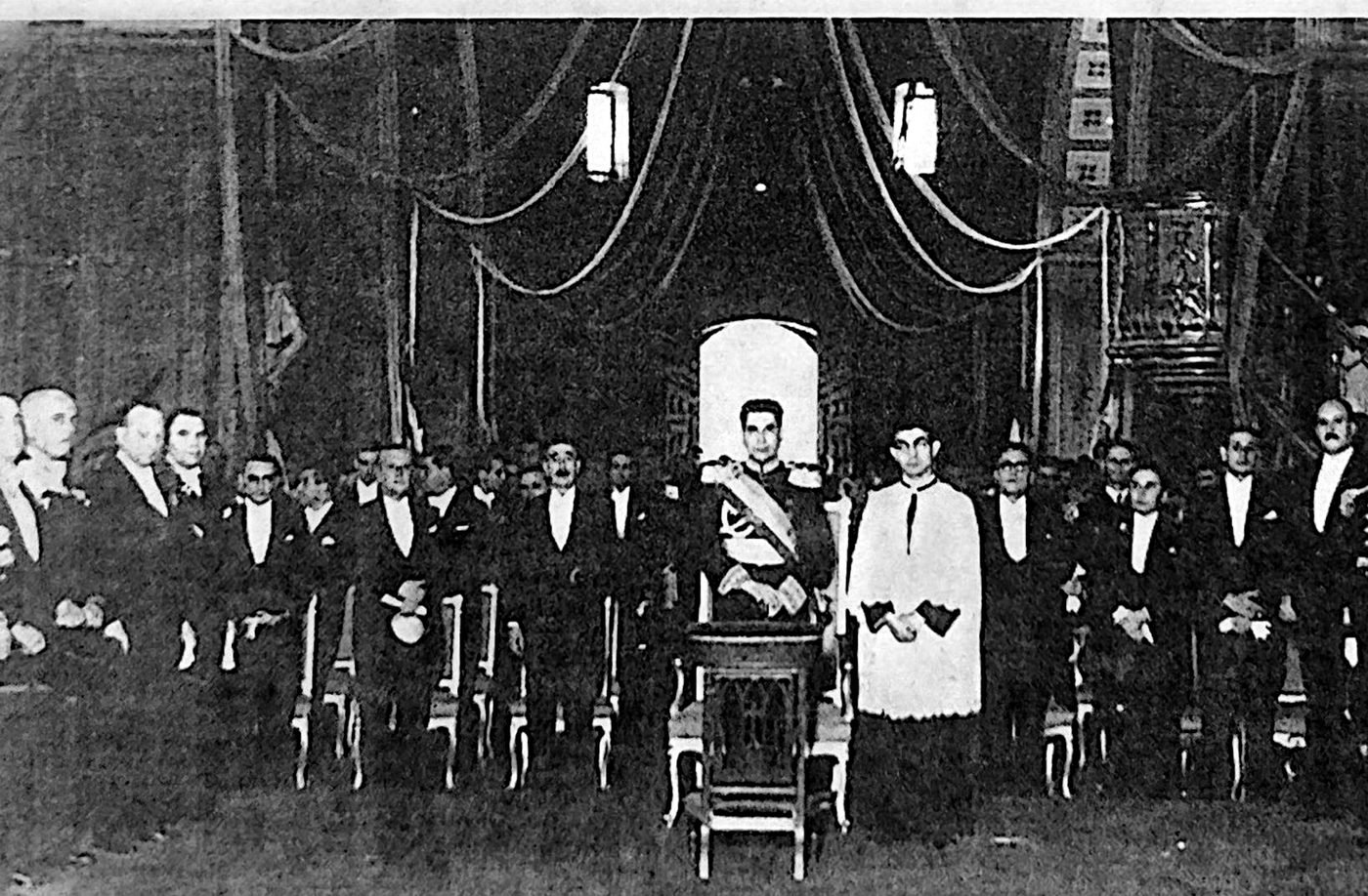Epígrafe impreso: «Año 1941. Te Deum en la Catedral. Entre otros se ve a Rogelio Espinosa [sic], Ramón E. Martino, Carlos Pedretti, Celso R. Velásquez [sic], Gr